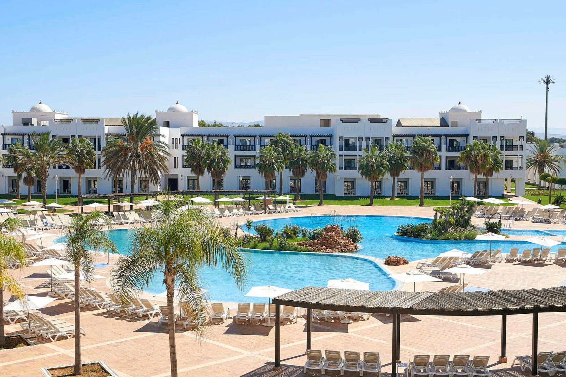 Iberostar Waves Saïdia 5* - vonkajší bazén obklopený palmami