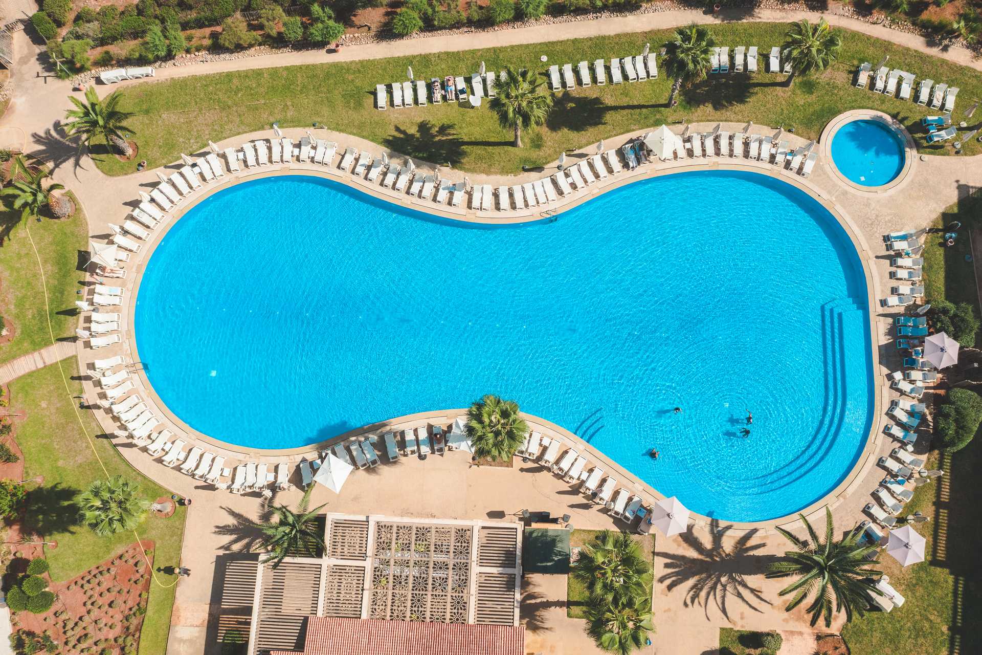 Radisson Blu Resort Saidia Beach 5* - vonkajší bazén s oddychovou zónou