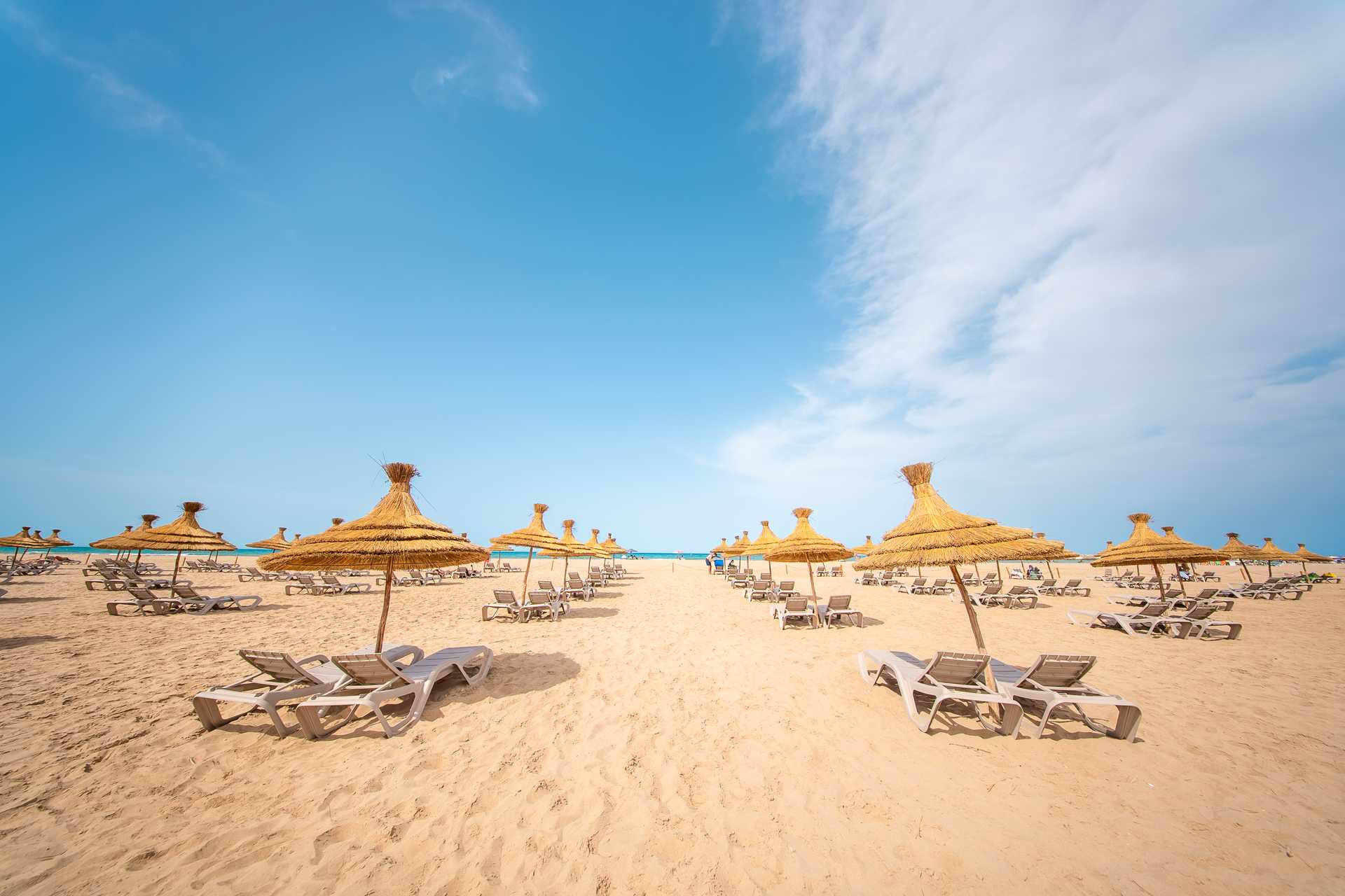Radisson Blu Resort Saidia Beach 5* - oddych na pieskovej pláži s ležadlami a slnečníkmi