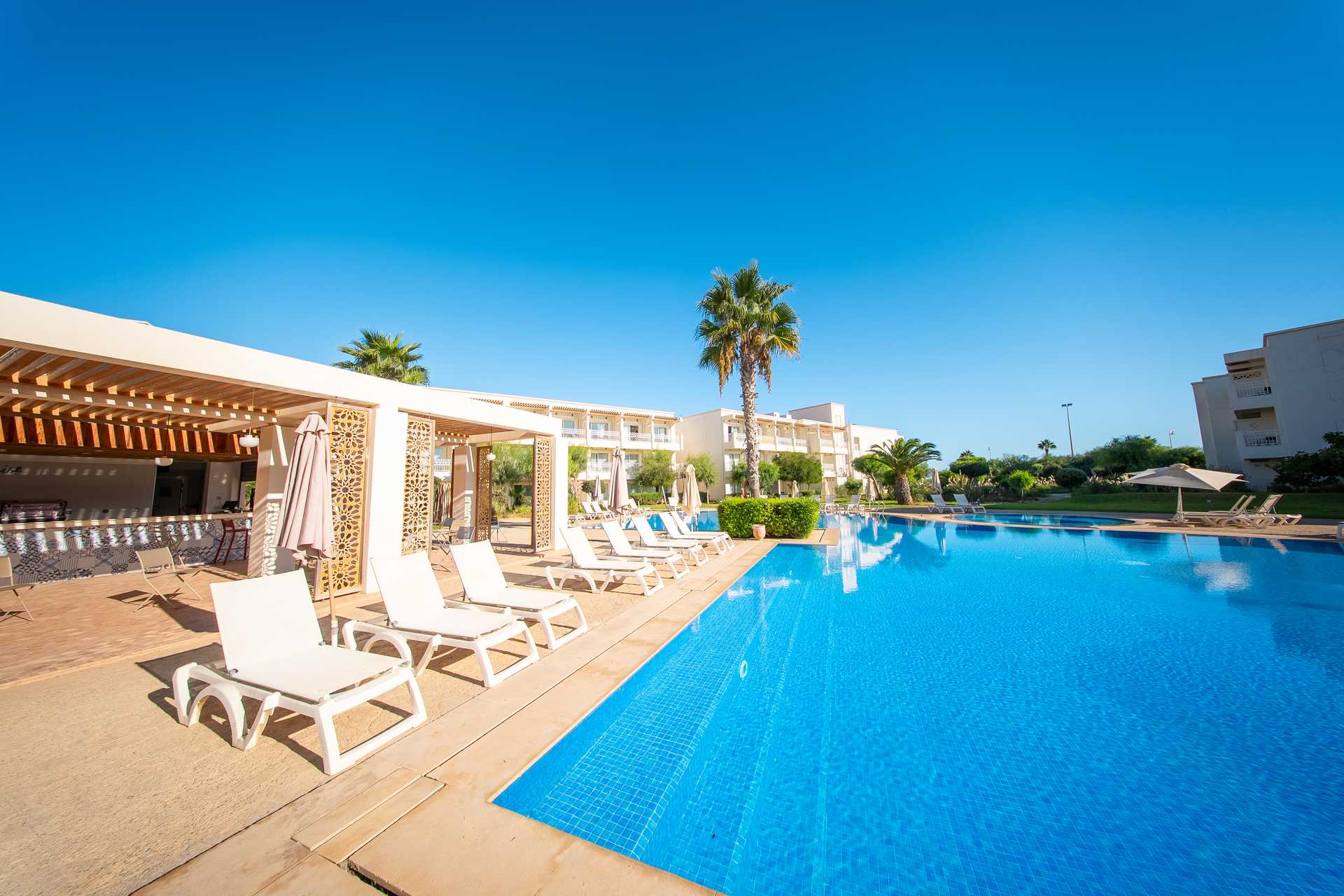 Radisson Blu Resort Saidia Beach 5* - vonkajší bazén s ležadlami a slnečníkmi