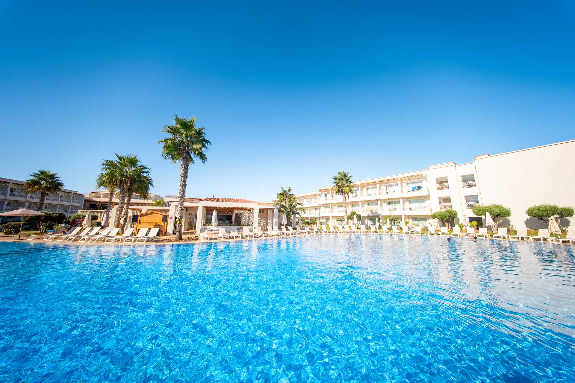 Radisson Blu Resort Saidia Beach 5* - vonkajší bazén s ležadlami