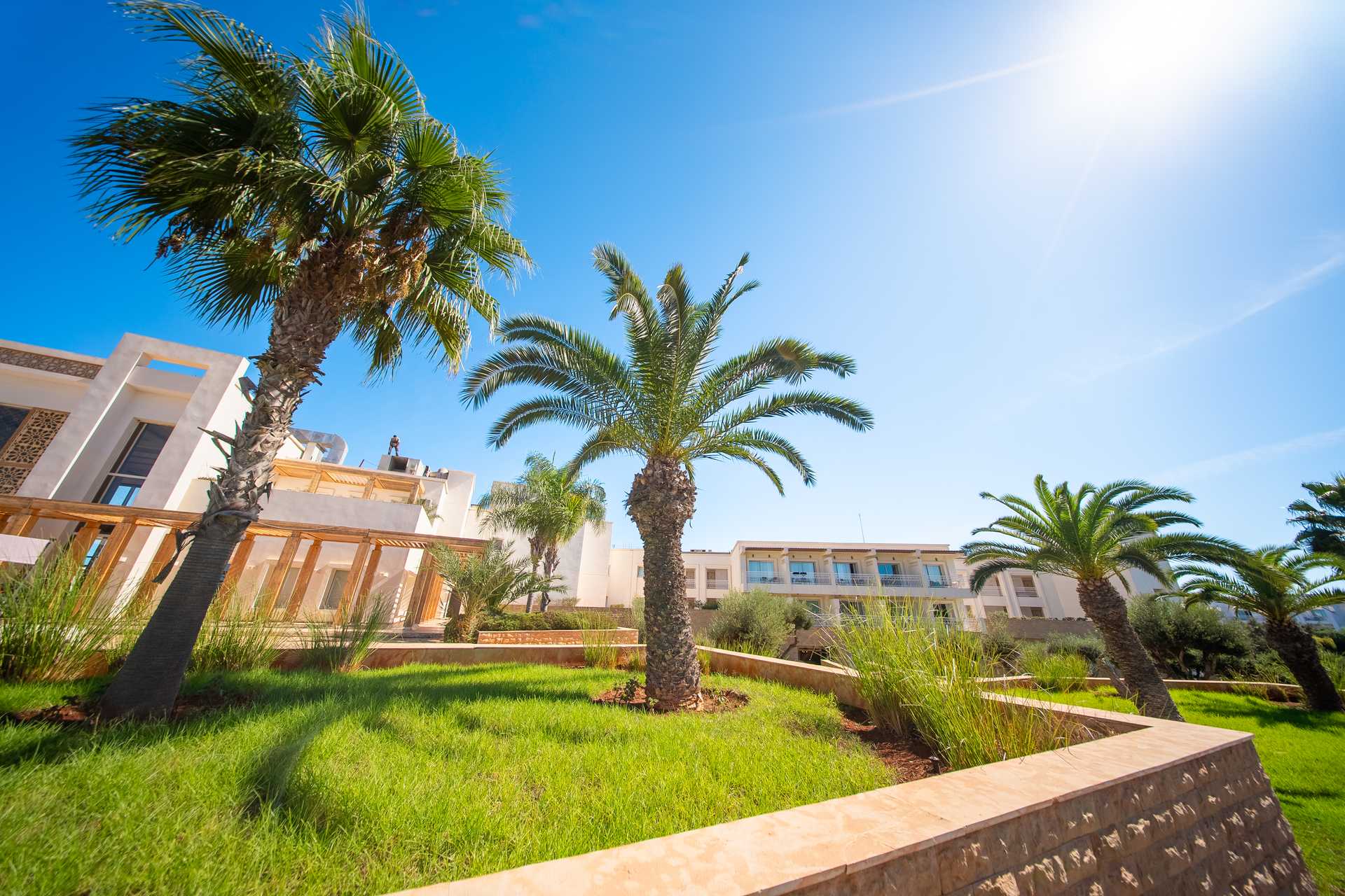 Radisson Blu Resort Saidia Beach 5* - udržiavaná hotelová záhrada s palmami