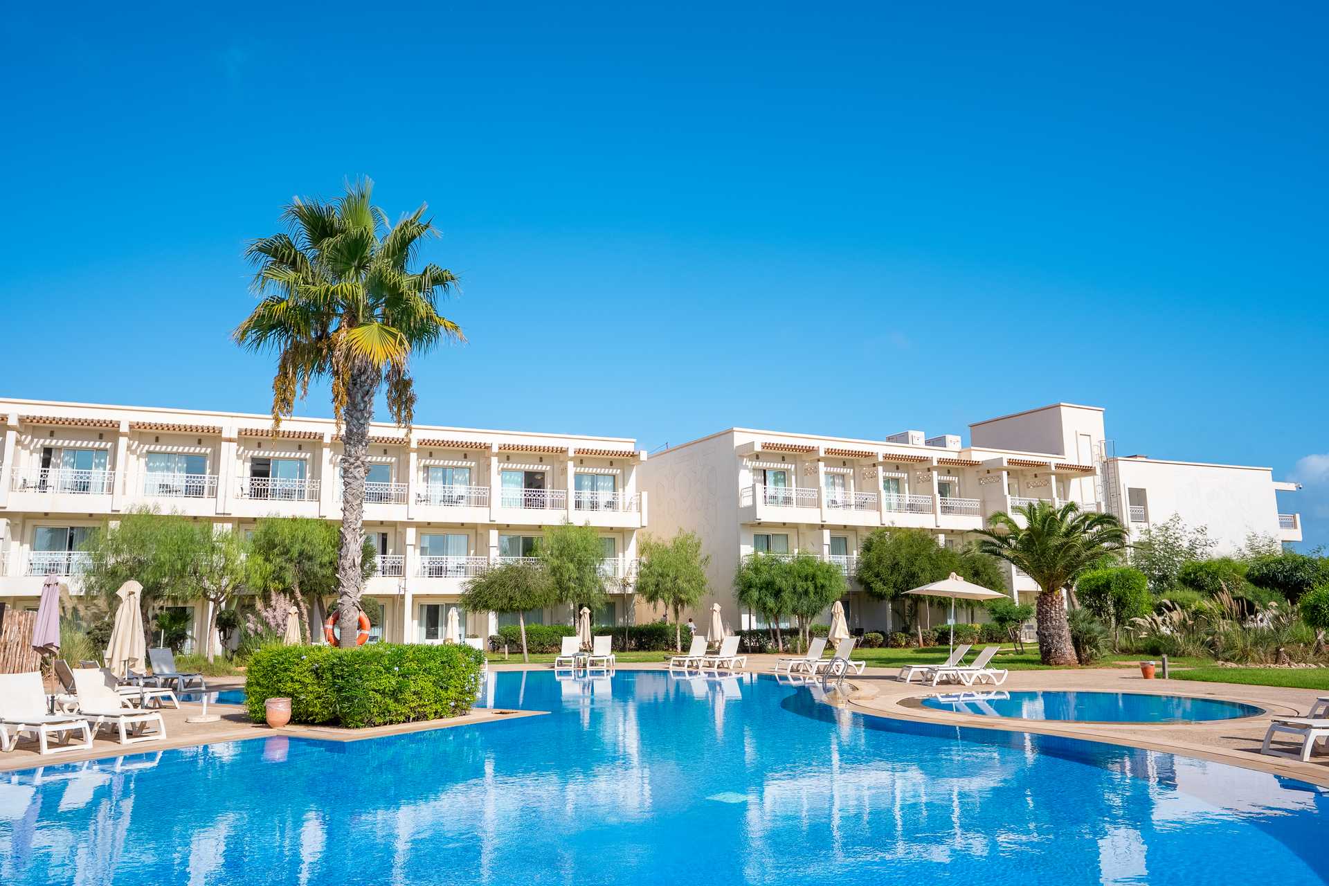 Radisson Blu Resort Saidia Beach 5* - bazén obklopený hotelovou záhradou