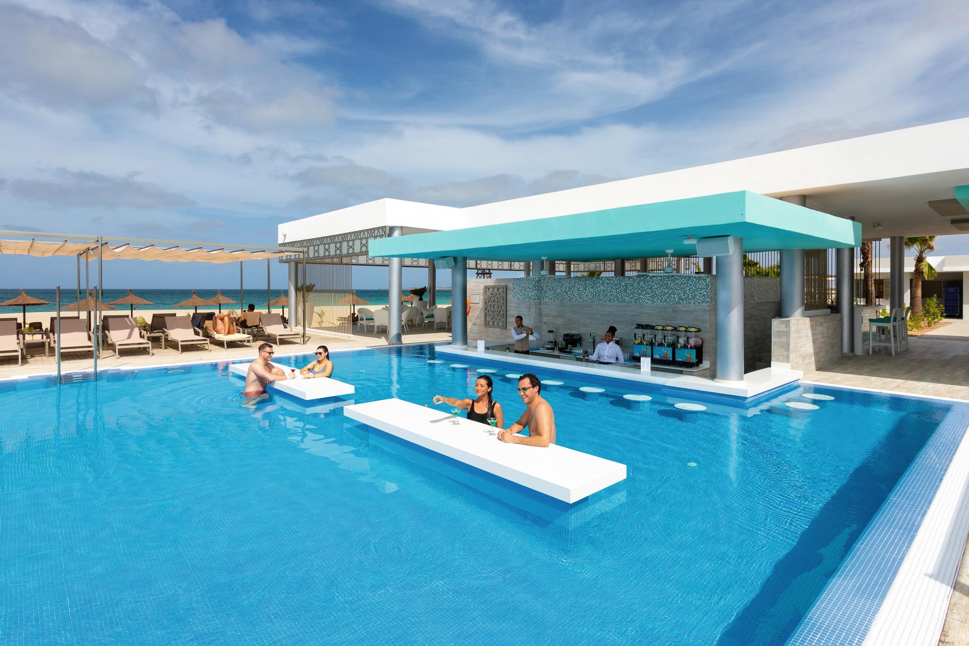 Riu Palace Boavista 5* - bar pri bazéne