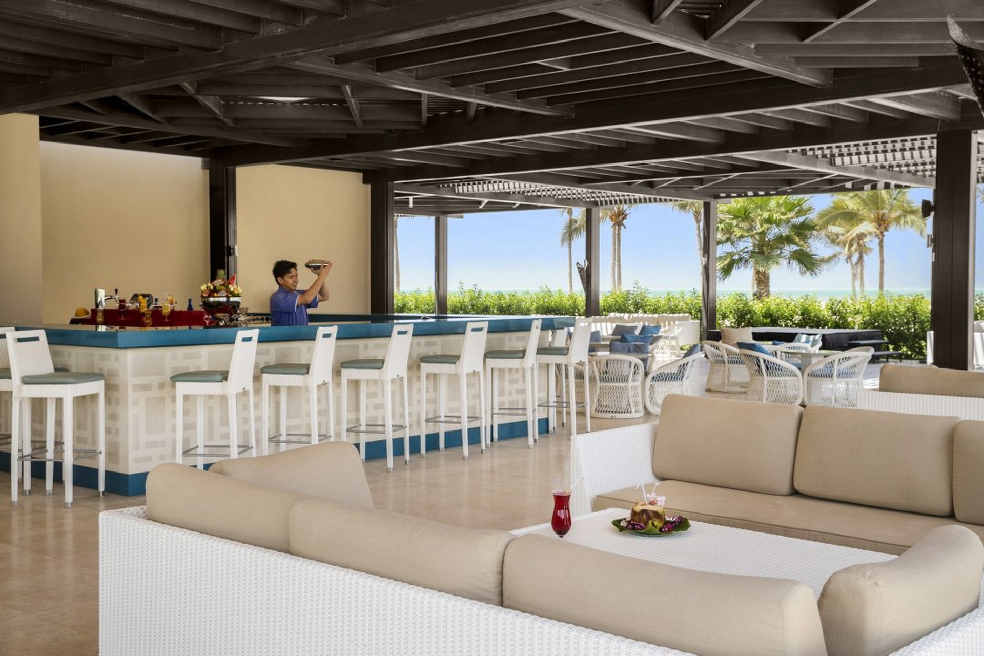 Salalah Rotana Resort 5* - bar pri bazéne