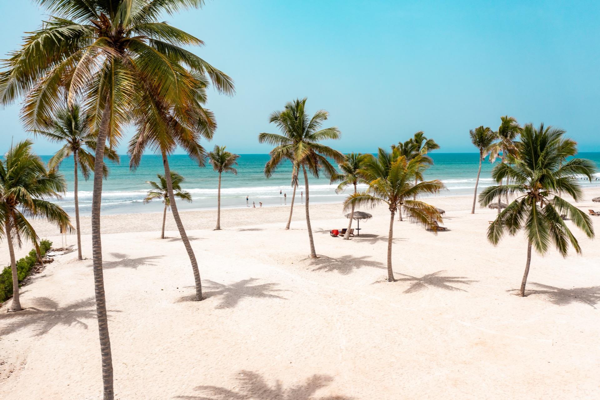 Salalah Rotana Resort 5* - nádherná pláž s jemným bielym pieskom ako stvorená na dlhé prechádzky priamo pri hoteli