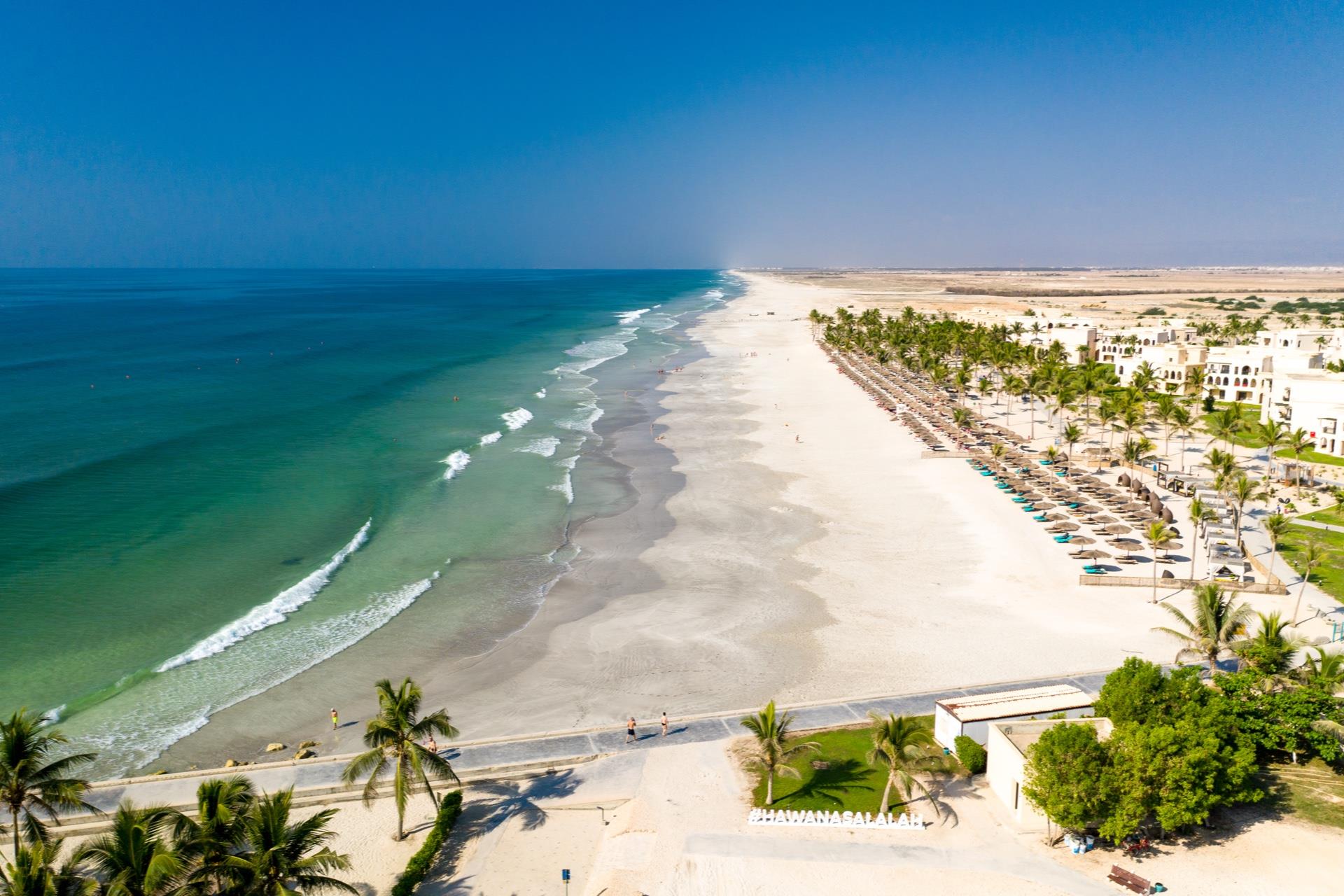 Salalah Rotana Resort 5* - nádherná pláž s jemným bielym pieskom ako stvorená na dlhé prechádzky priamo pri hoteli