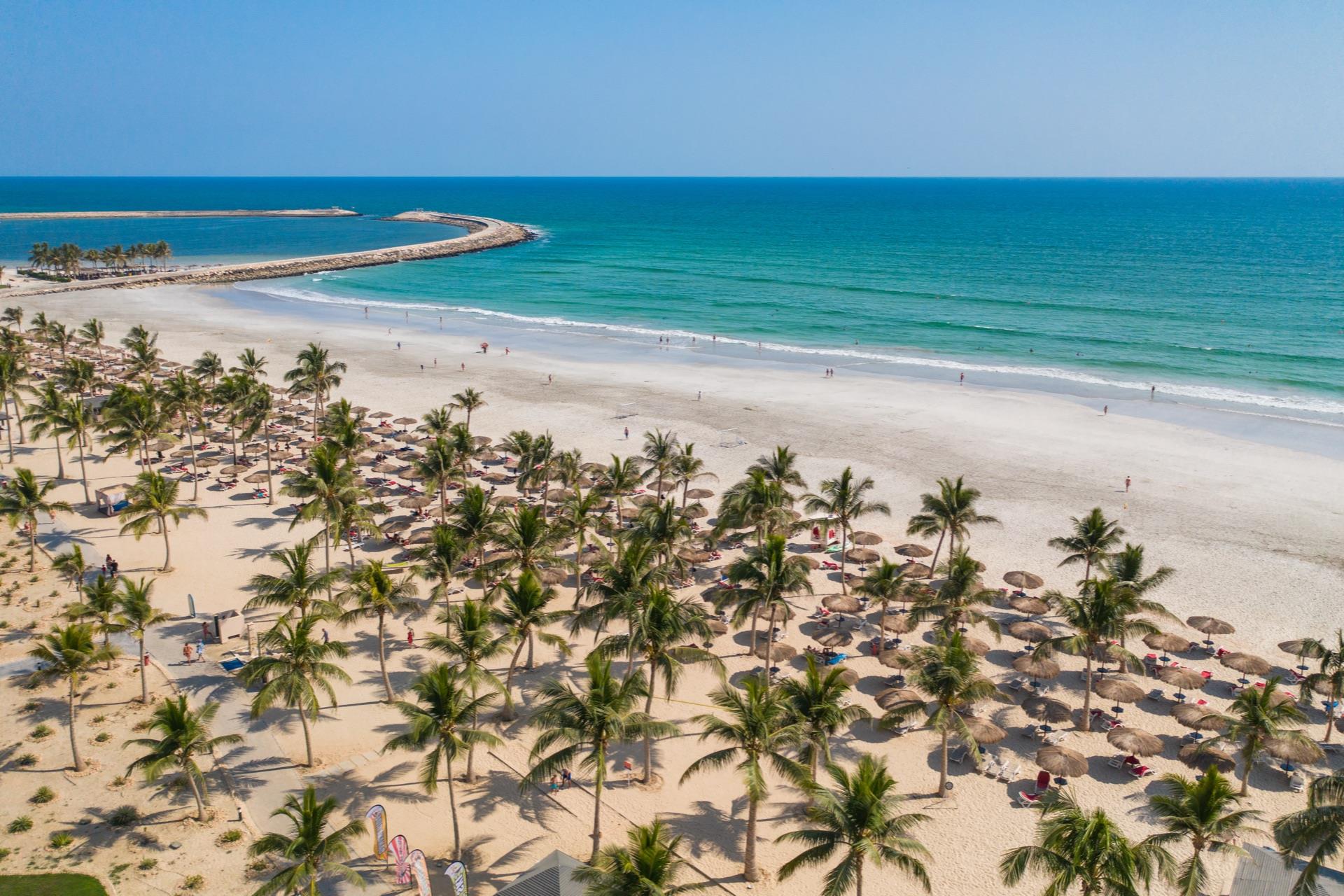 Salalah Rotana Resort 5* - nádherná pláž s jemným bielym pieskom ako stvorená na dlhé prechádzky priamo pri hoteli