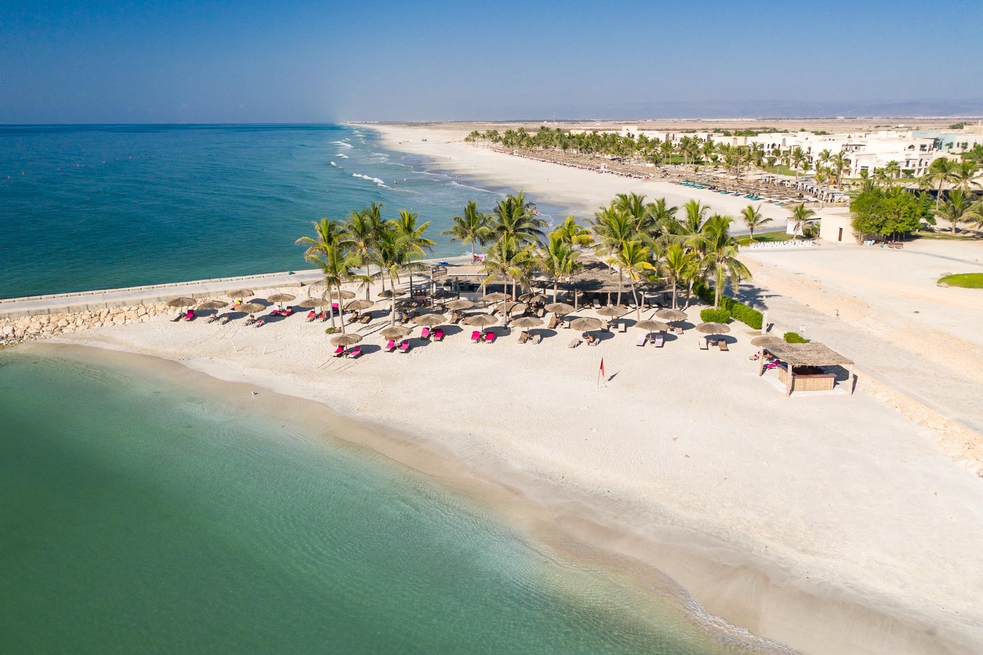 Salalah Rotana Resort 5* - nádherná pláž s jemným bielym pieskom ako stvorená na dlhé prechádzky priamo pri hoteli