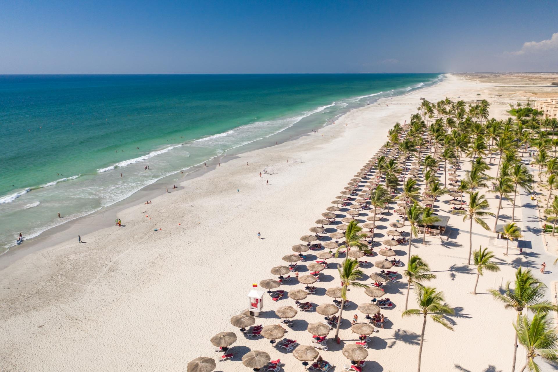 Salalah Rotana Resort 5* - nádherná pláž s jemným bielym pieskom ako stvorená na dlhé prechádzky priamo pri hoteli