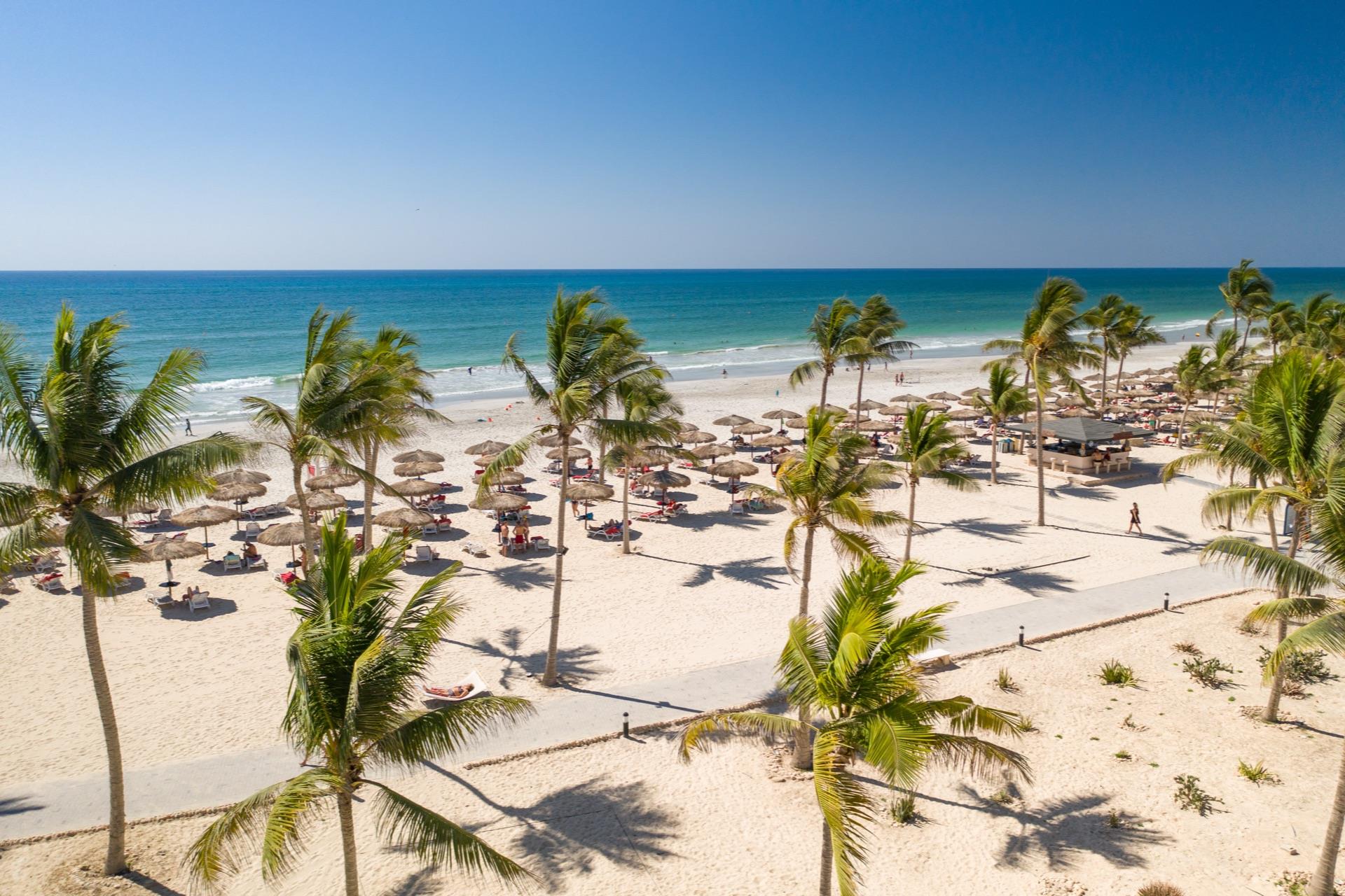 Salalah Rotana Resort 5* - nádherná pláž s jemným bielym pieskom ako stvorená na dlhé prechádzky priamo pri hoteli