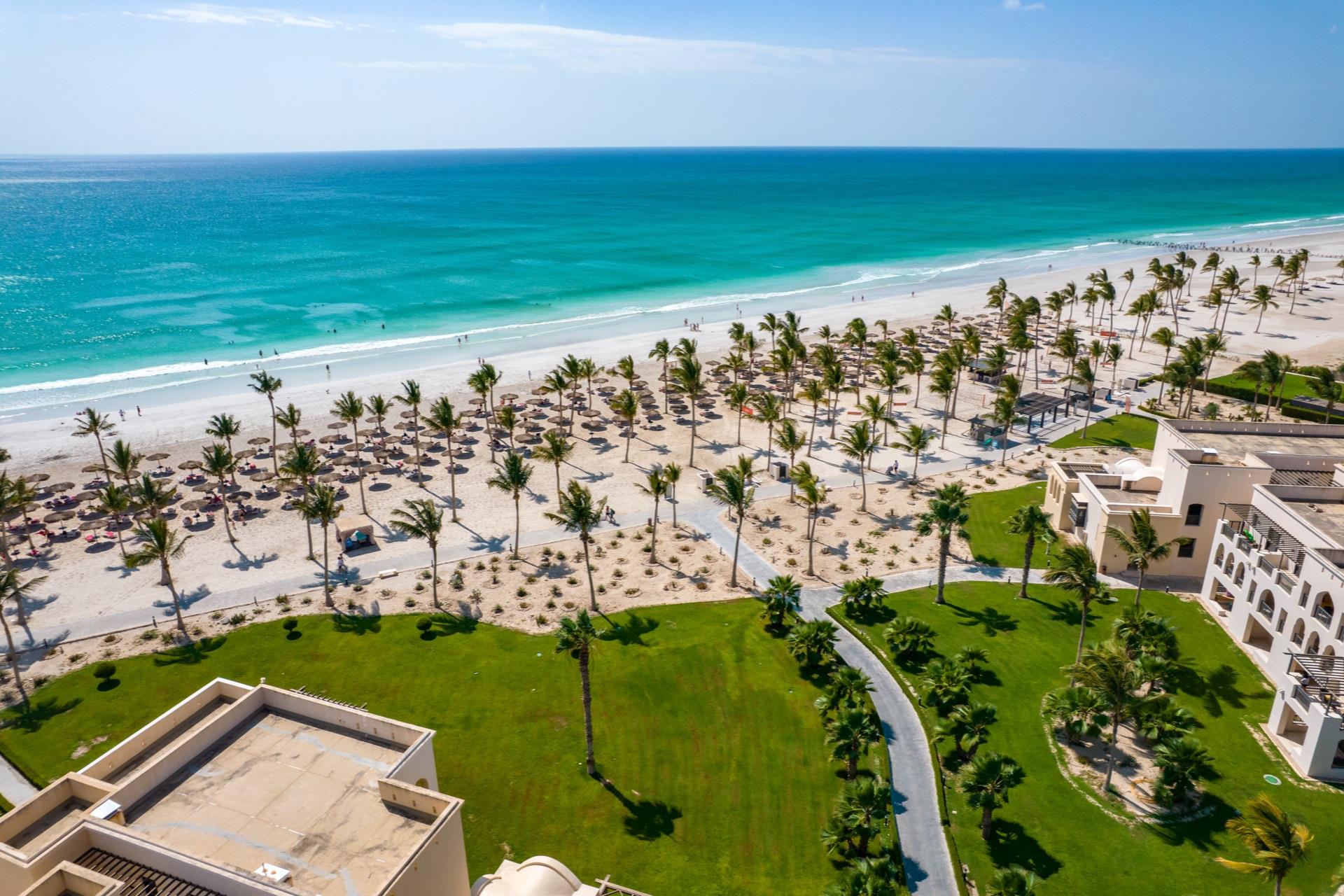 Salalah Rotana Resort 5* - nádherná pláž s jemným bielym pieskom ako stvorená na dlhé prechádzky priamo pri hoteli