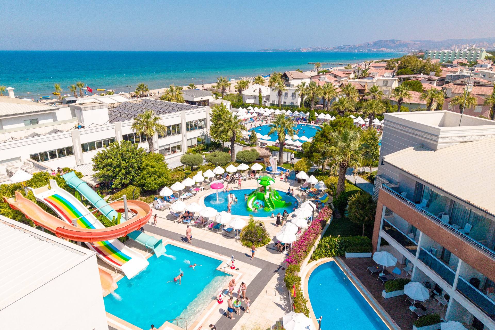 Palm Wings Beach Resort & SPA 5* - hotelový areál s bazénmi a aquaparkom