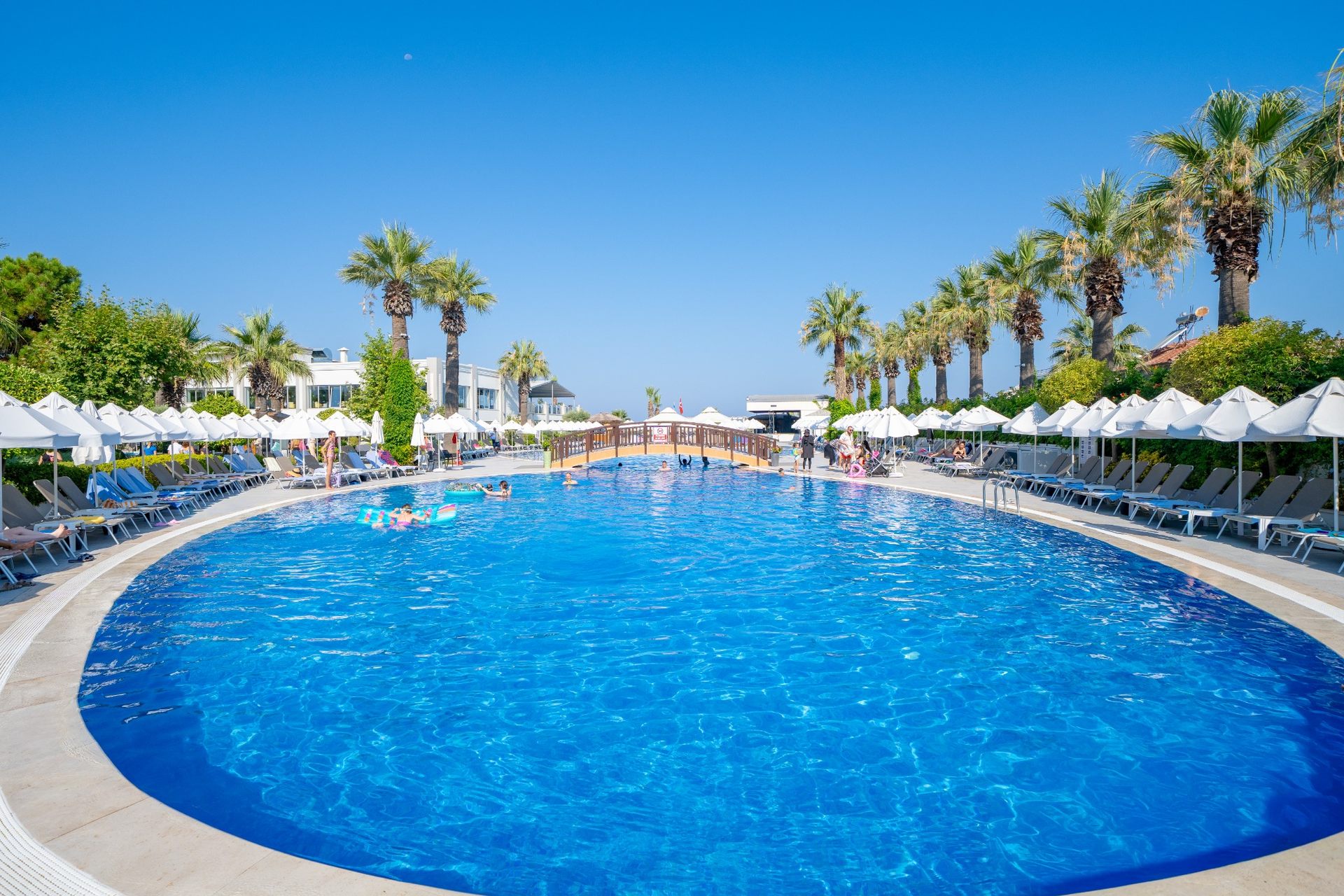 Palm Wings Beach Resort & SPA 5* - hlavný vonkajší bazén s ležadlami