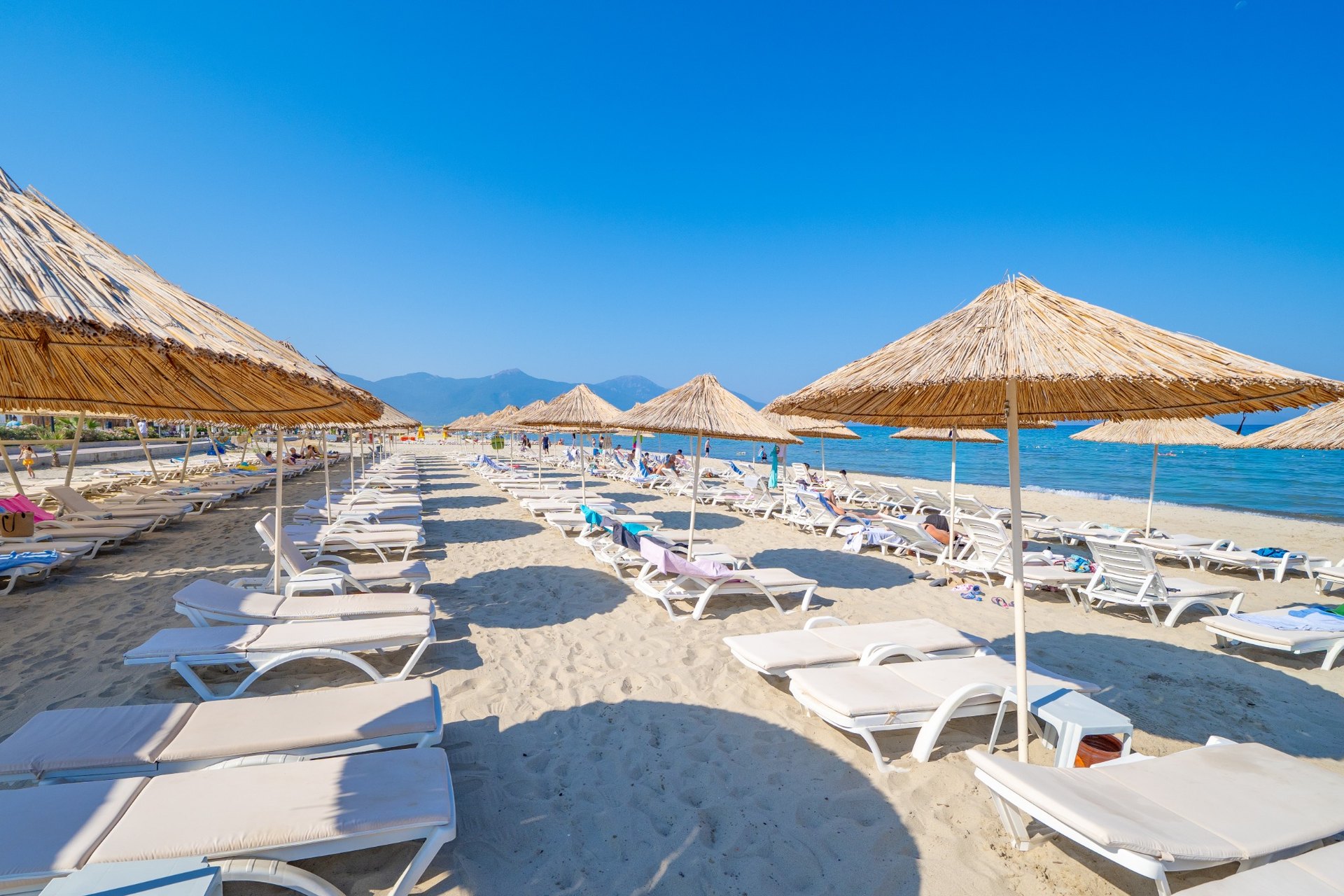 Palm Wings Beach Resort & SPA 5* - piesková pláž s ležadlami a slnečníkmi