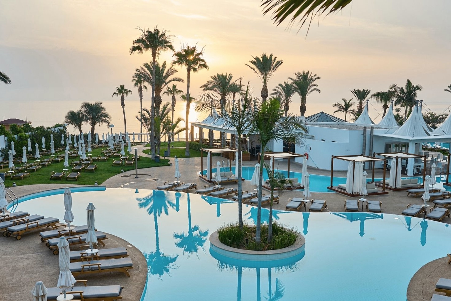 Sunrise Pearl Hotel & SPA 5* - bazén