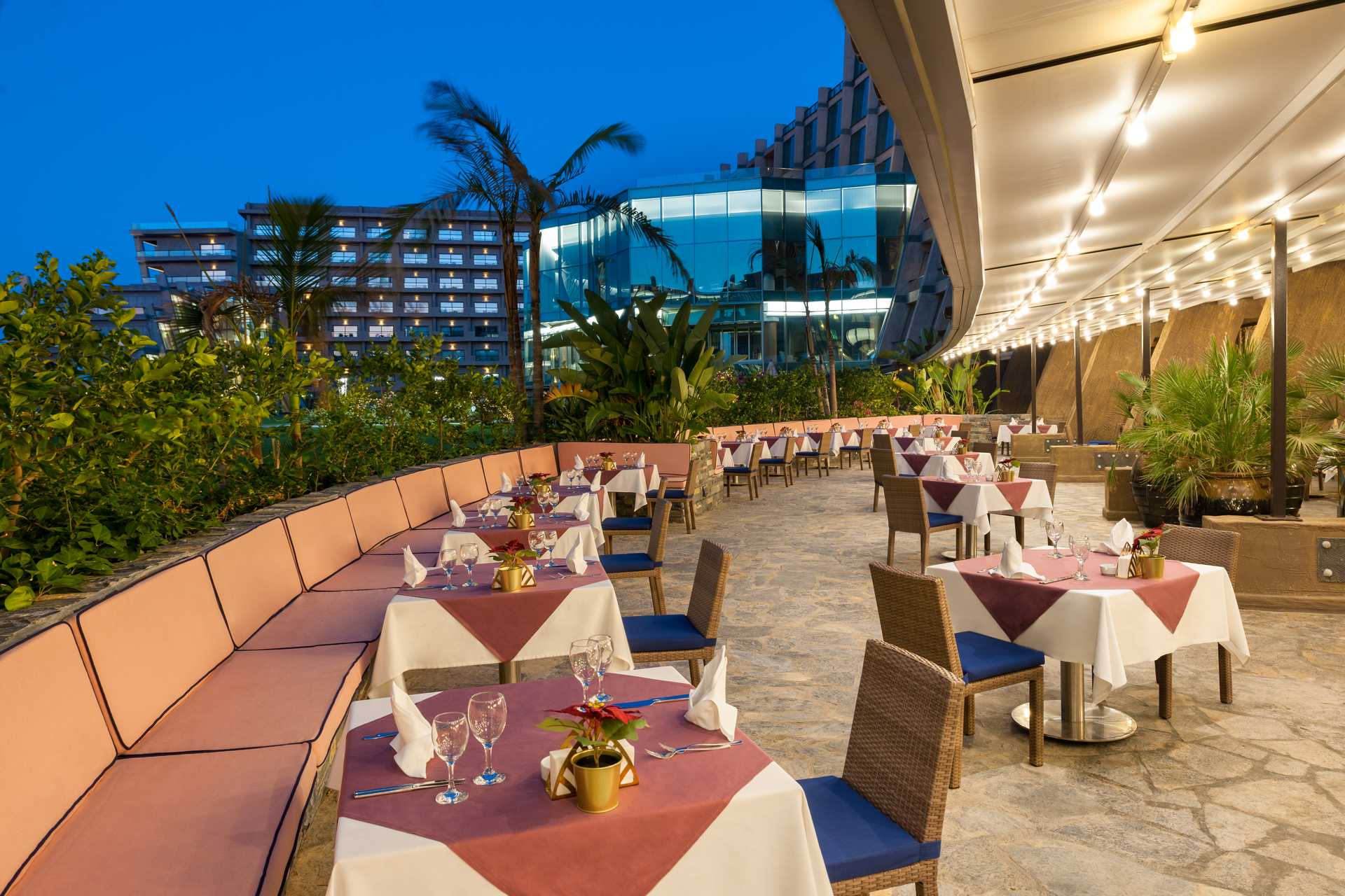 Noah's Ark Deluxe Hotel & SPA 5* - reštaurácia s terasou