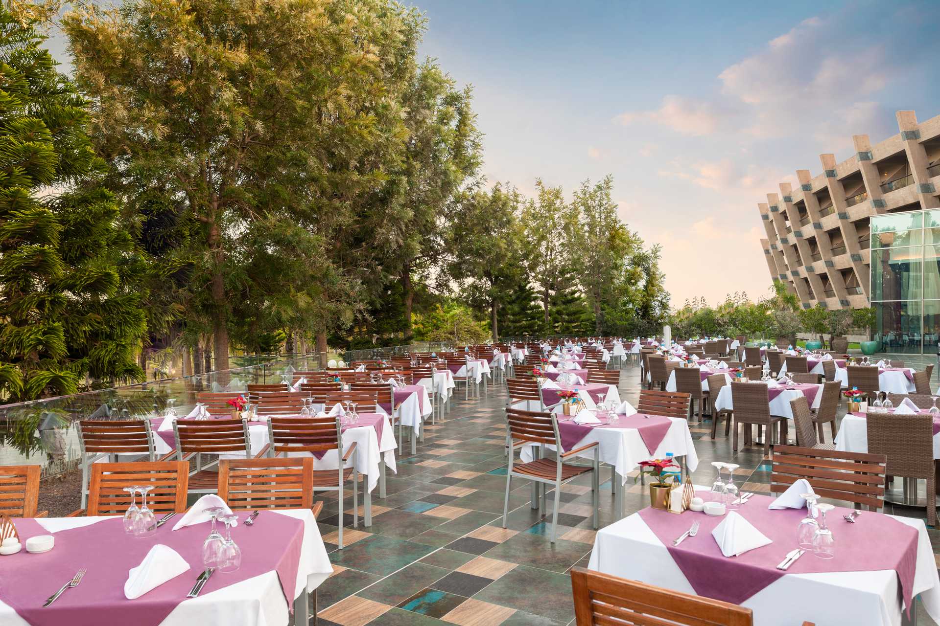 Noah's Ark Deluxe Hotel & SPA 5* - reštaurácia s terasou