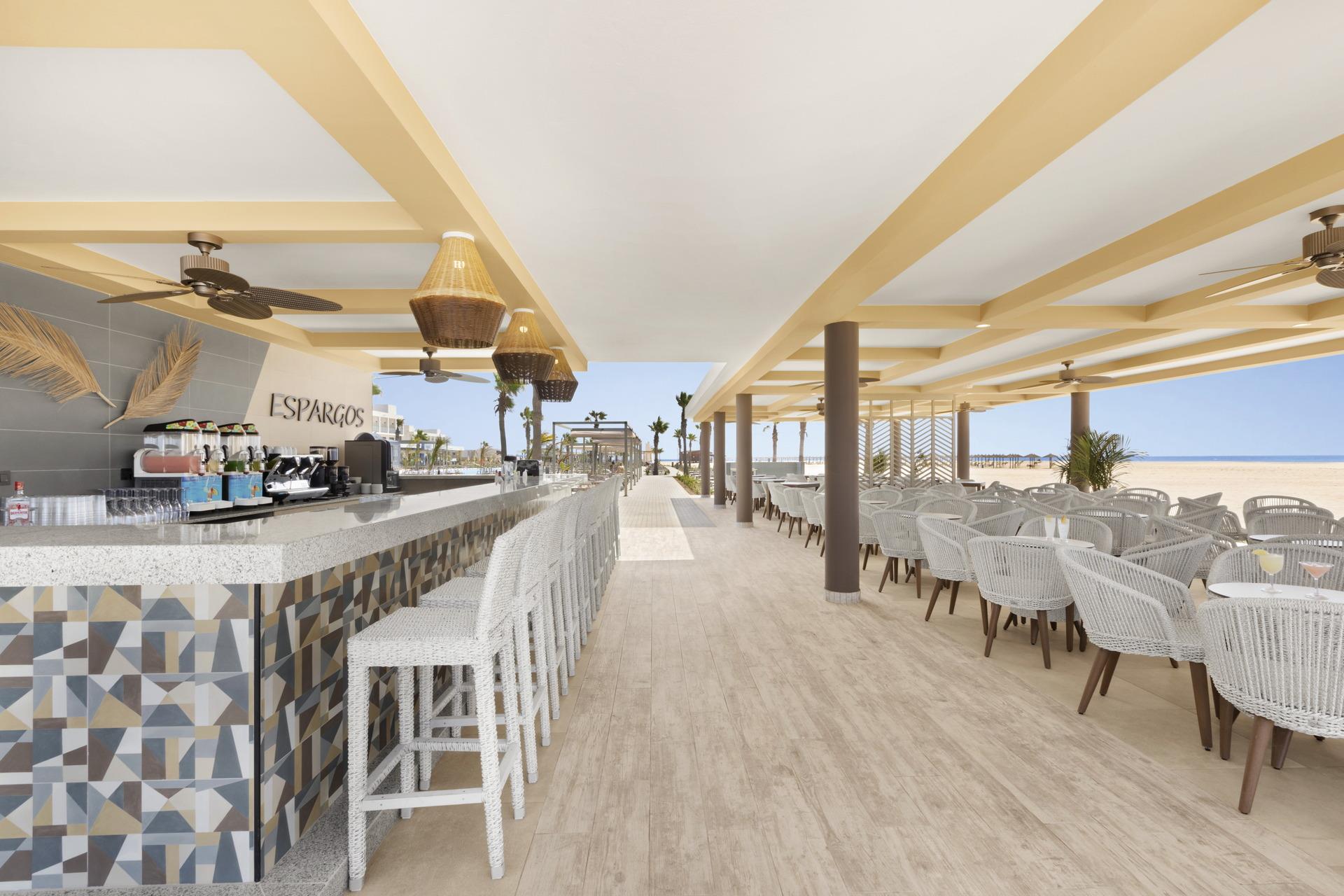 Riu Palace Santa Maria 5* - bar pri bazéne