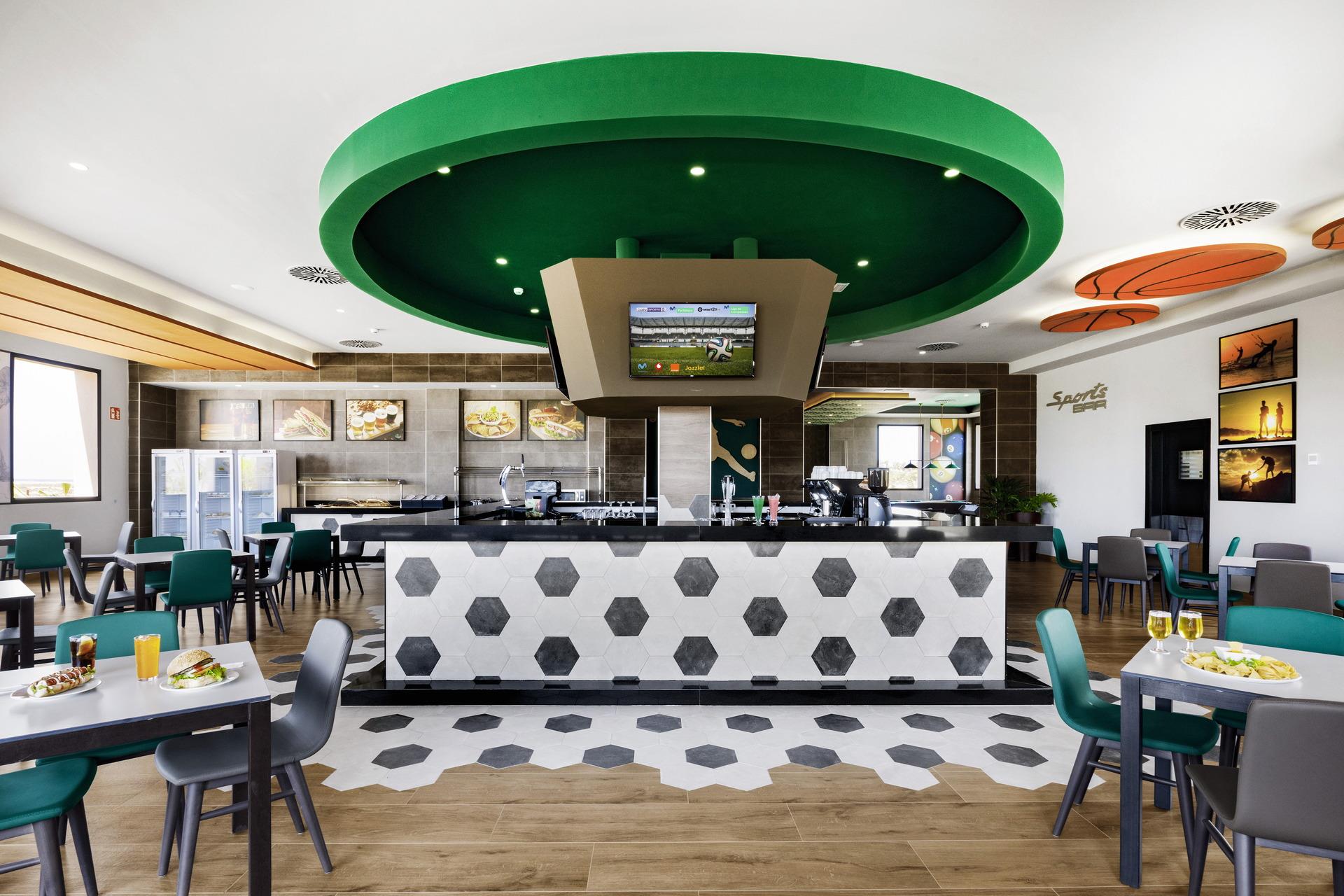 Riu Palace Santa Maria 5* - športový bar