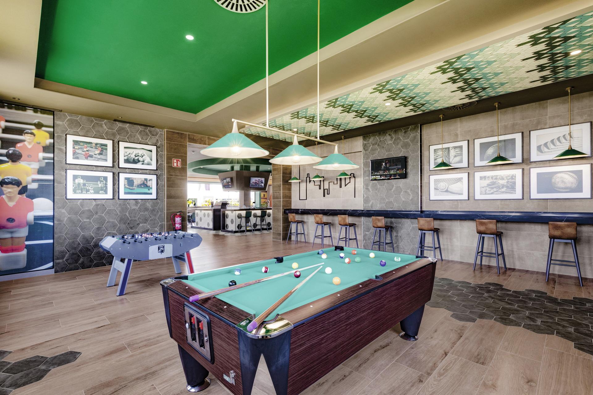 Riu Palace Santa Maria 5* - športový bar