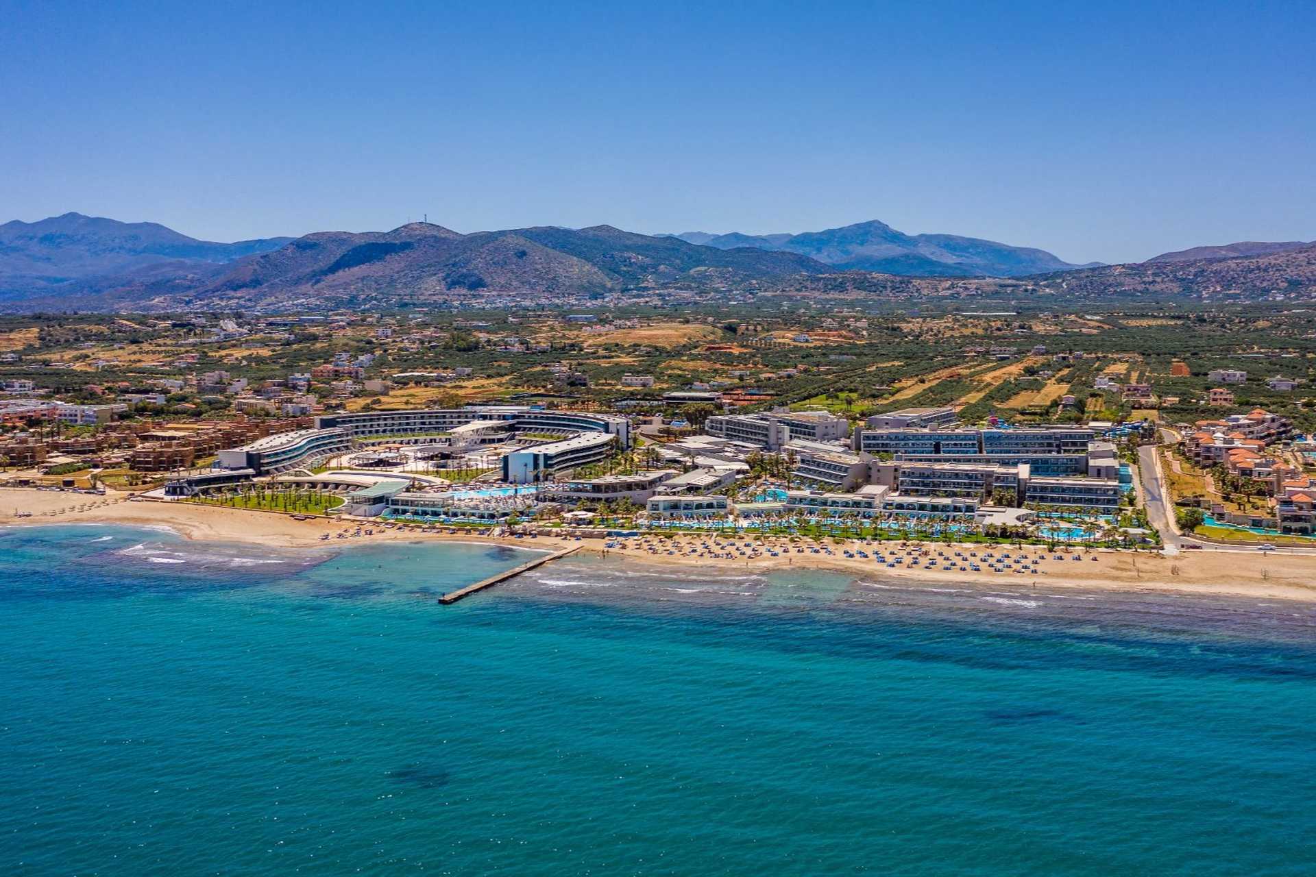 Lyttos Beach 5* - panoramatický pohľad na hotel a pobrežie