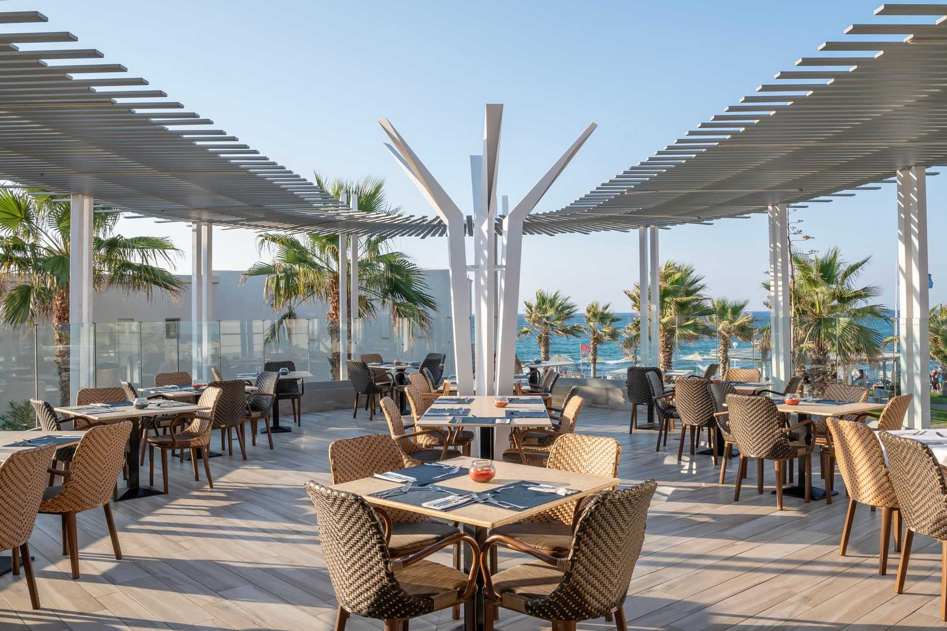 Lyttos Beach 5* - vonkajšia terasa hotelovej reštaurácie