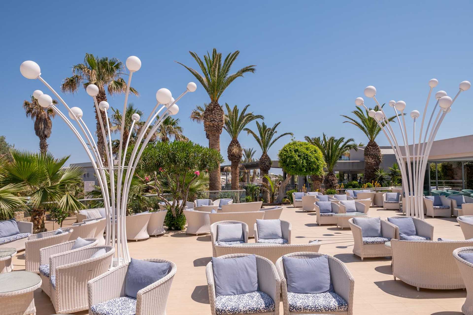 Lyttos Beach 5* - vonkajšia terasa s príjemným posedením