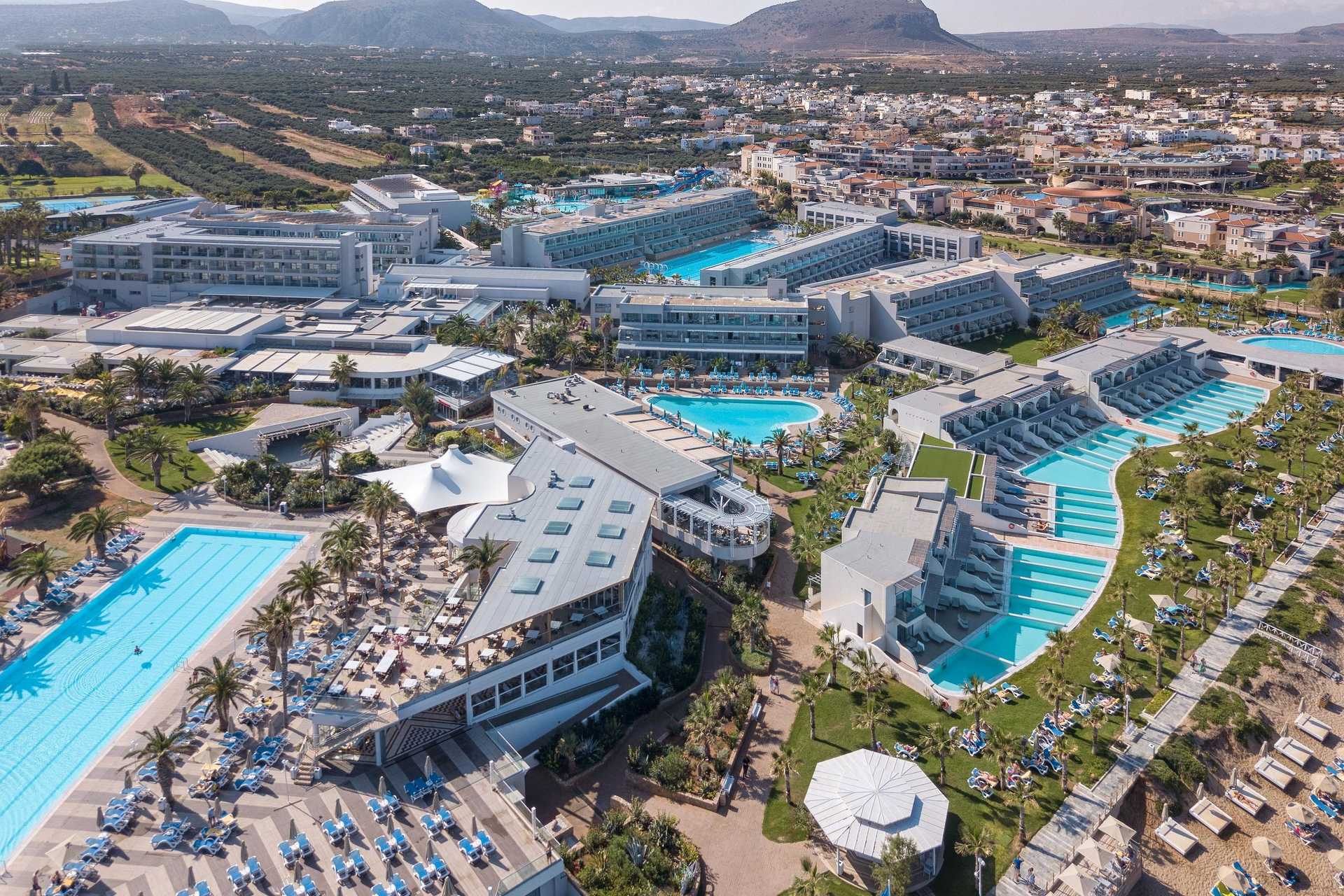 Lyttos Beach 5* - panoramatický pohľad na bazény a hotelový komplex