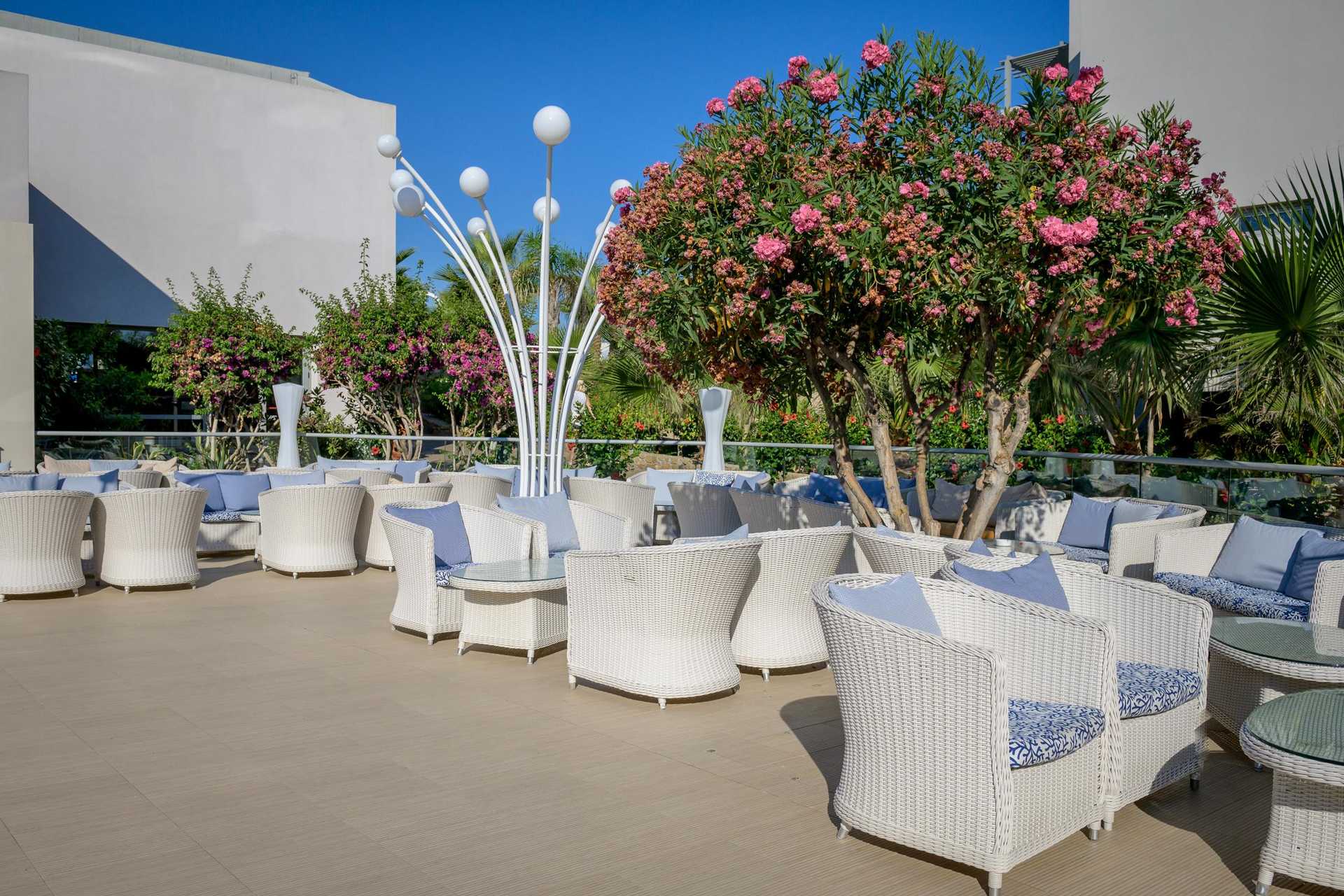 Lyttos Beach 5* - vonkajšia terasa obklopená zeleňou