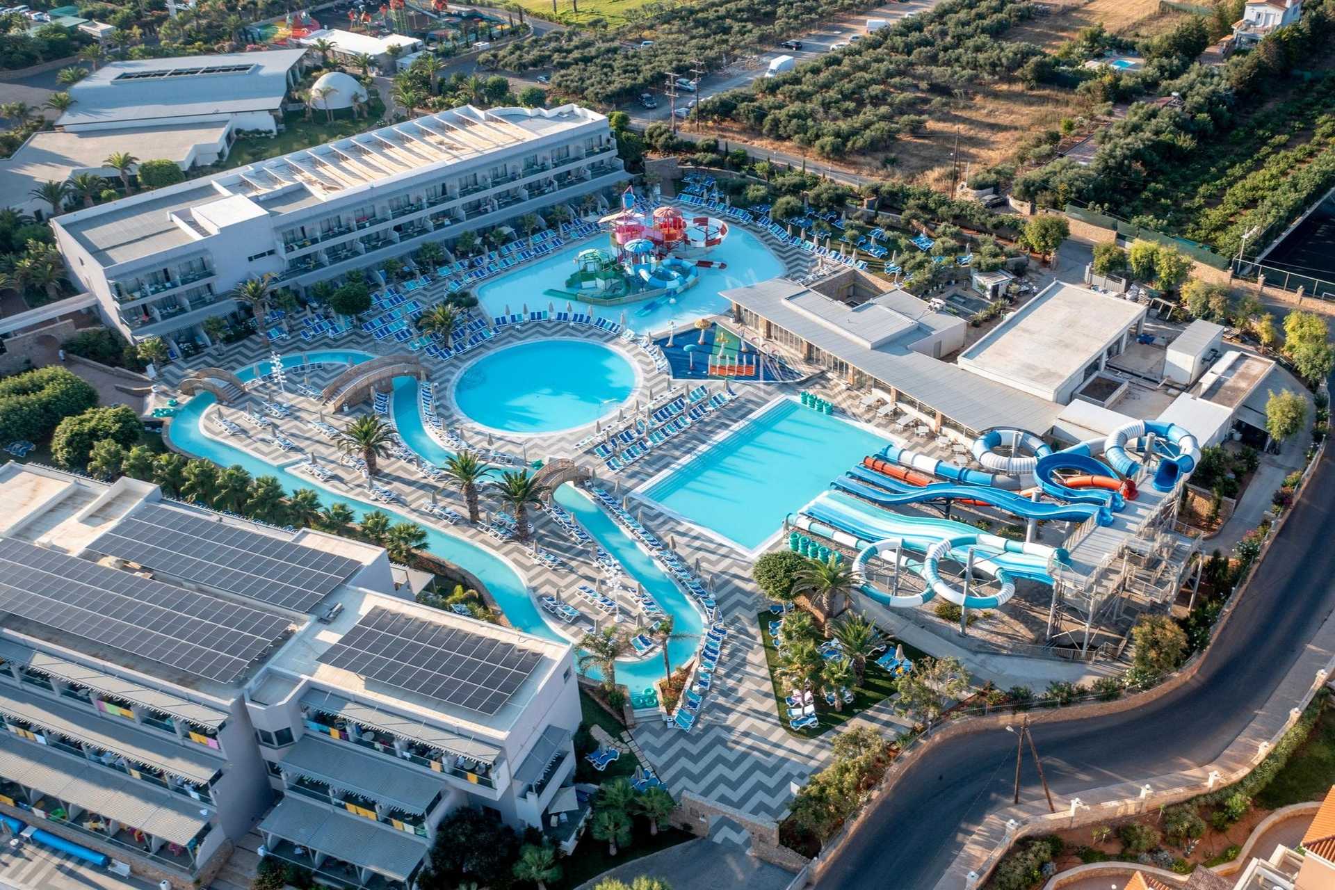 Lyttos Beach 5* - rozľahlý hotelový areál s bazénmi