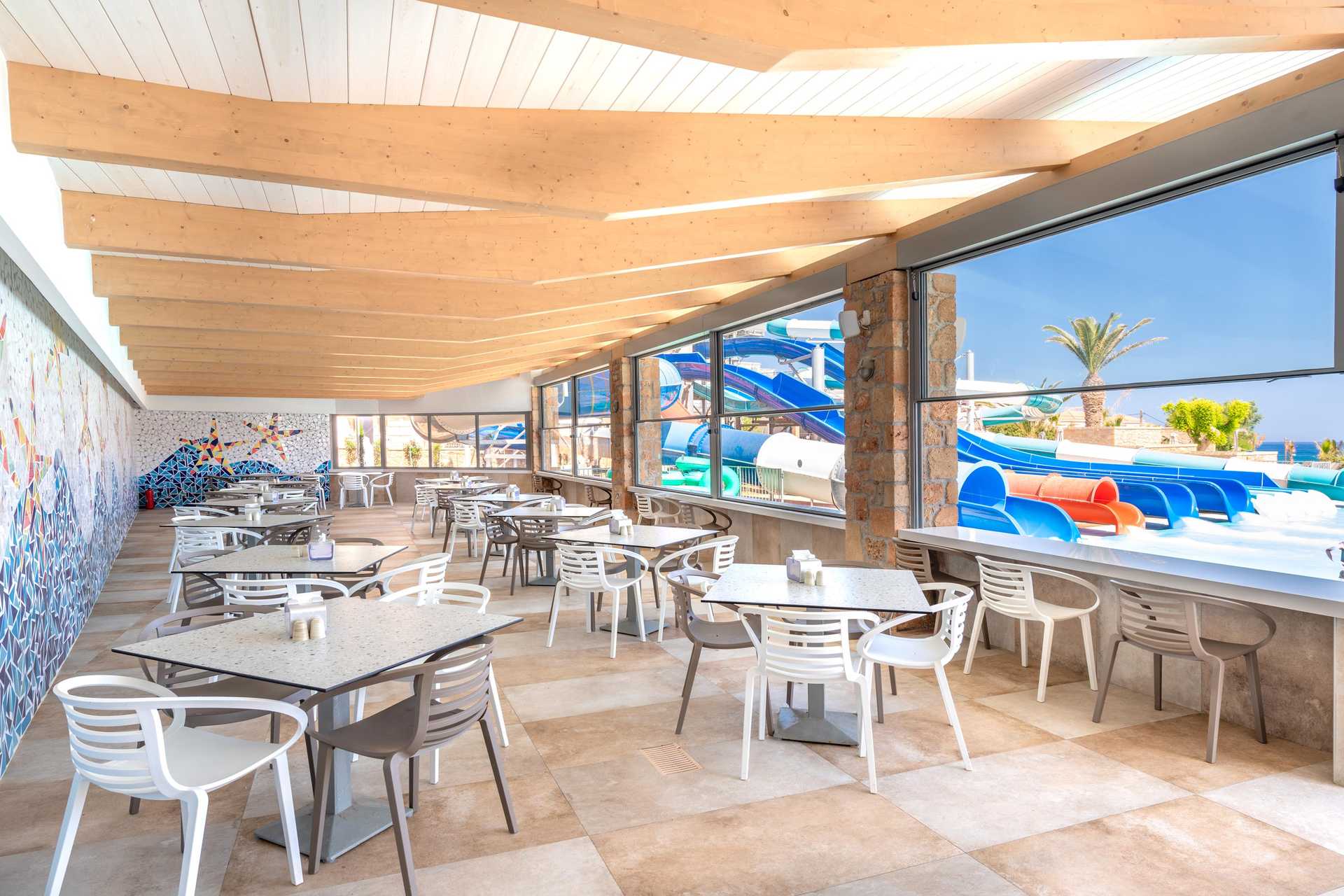 Lyttos Beach 5* - reštaurácia s terasou a výhľadom na bazén