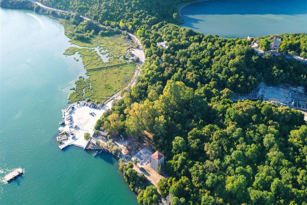 Za krásami Korfu a Albánska - Antické divadlo, bazilika a mestské hradby robia z Butrintu jedno z najcennejších archeologických nálezísk v Albánsku